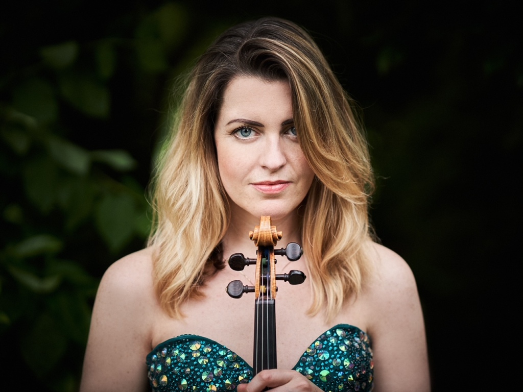 Anna-Liisa Bezrodny
photo of female with violin 